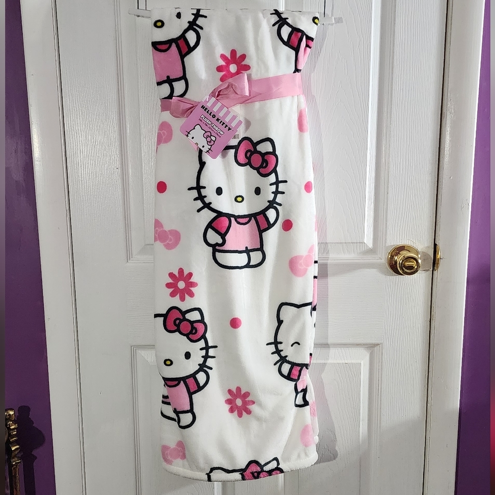 Hello Kitty White Daisy Viral Plush Throw